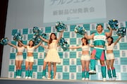 チアダンスを披露するオードリー春日(手前右)。中村アン(中央)も学生時代、チアリーディング部に所属していた。