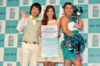 便秘薬「スルーラック デルジェンヌ」の新製品CM発表会に登場したオードリーと中村アン（中央）。