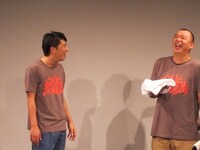 汗を拭くだけで観客から笑いが起きる木下に「お前芸人やなあ」と感嘆する木本。