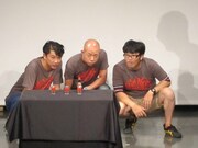 「笑わせることを忘れた男 木本芸人化計画」第4回の様子。タバスコ入りトマトジュースを賭けて、グリーンの芝を見るように色の違いを見つめるTKO木本、バイきんぐ小峠、ドランクドラゴン鈴木(左から)。