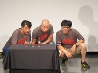 「笑わせることを忘れた男 木本芸人化計画」第4回の様子。タバスコ入りトマトジュースを賭けて、グリーンの芝を見るように色の違いを見つめるTKO木本、バイきんぐ小峠、ドランクドラゴン鈴木（左から）。