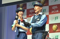 「Roots」を試飲し、堺正章のモノマネで「星3つです」と評価する柳沢慎吾（右）。