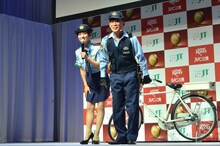 福田彩乃、柳沢慎吾（左から）。