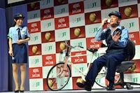 警察24時をテーマにしたコントを繰り広げる柳沢慎吾（右）。