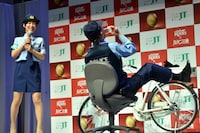 警察24時をテーマにしたコントを繰り広げる柳沢慎吾（右）。