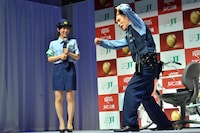 甲子園をテーマにしたコントを披露する柳沢慎吾（右）。