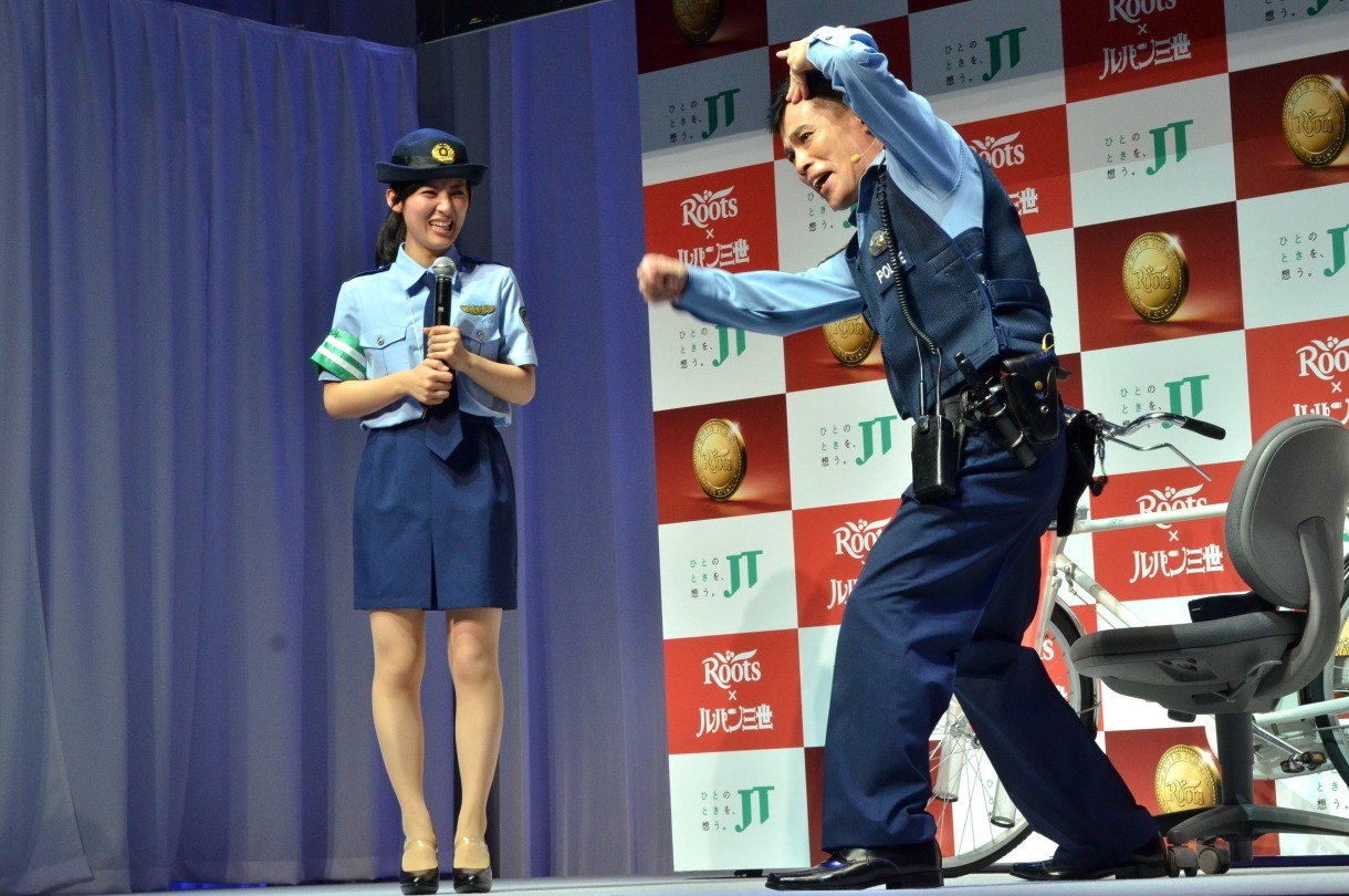 甲子園をテーマにしたコントを披露する柳沢慎吾（右）。