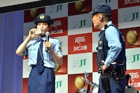 柳沢慎吾（右）が得意とする無線ネタに挑戦する福田彩乃（左）。