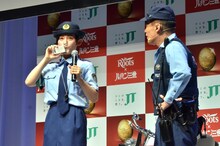 柳沢慎吾（右）が得意とする無線ネタに挑戦する福田彩乃（左）。