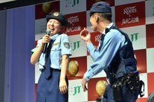 長澤まさみのモノマネを披露する福田彩乃（左）。