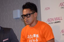 「安いししゃも」披露後、イオンモールに置いてある高いししゃものモノマネをする宮川大輔。