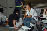 行列に並ぶパンサー尾形。