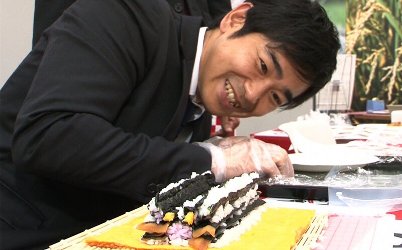 「テイバン.tv」で「祭りずし」作りを体験するハマカーン浜谷。(c)BS朝日