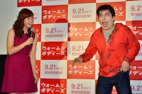 ゾンビになりきる寺門ジモン（右）と、その姿に笑顔を見せる藤本美貴（左）。