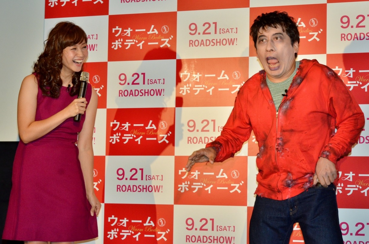 ゾンビになりきる寺門ジモン（右）と、その姿に笑顔を見せる藤本美貴（左）。