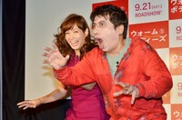 ゾンビの歩き方を藤本美貴（左）にレクチャーするジモン（右）。