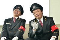 南田裕介ホリプロマネージャー、中川家礼二（左から）。