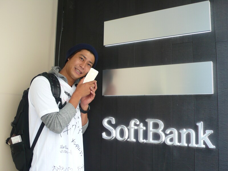 徹夜で行列に並び「iPhone 5s」を発売日に無事購入したパンサー尾形。