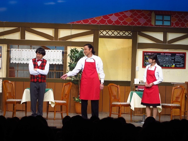 雨上がり決死隊座長公演「洋食屋さん、閉店騒動でYo！ Shock！」の様子。