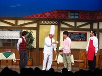 雨上がり決死隊座長公演「洋食屋さん、閉店騒動でYo！ Shock！」の様子。