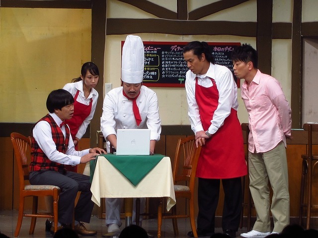 雨上がり決死隊座長公演「洋食屋さん、閉店騒動でYo！ Shock！」の様子。