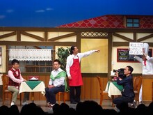 雨上がり決死隊座長公演「洋食屋さん、閉店騒動でYo！ Shock！」の様子。