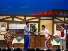 雨上がり決死隊座長公演「洋食屋さん、閉店騒動でYo！ Shock！」の様子。