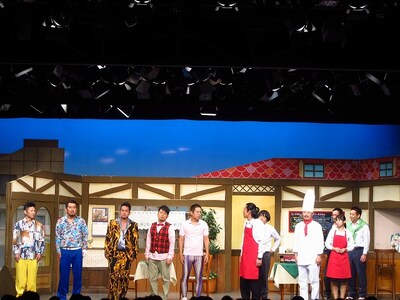 雨上がり決死隊座長公演「洋食屋さん、閉店騒動でYo！ Shock！」の様子。