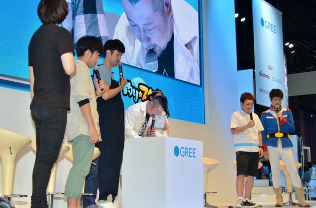 「東京ゲームショウ2013」の「グリー×よしもと TGSステージ」に出演するケンドーコバヤシ（中央）ら芸人たち。