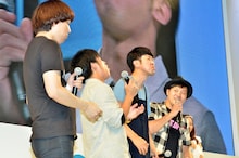 対決に敗れ、大量のワサビが入った寿司を食べるチーモンチョーチュウ、小籔千豊（左から）。