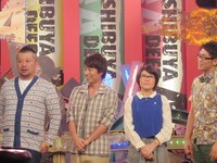 淳の結婚にすねるケンコバ（左端）。