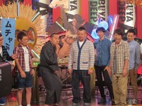 淳の結婚に落ち込むケンコバを、面白い顔で励ますRG（左から2番目）。