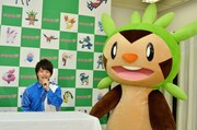 西井幸人と、ポケモンの一種・ハリマロン（左から）。