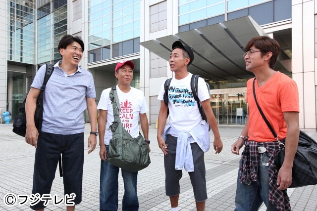 「カスペ！ とんねるず×さまぁ～ずの一文無しジャーニー  2×2（にーにー）はじめてのお伊勢参り」でヒッチハイクに初挑戦するとんねるずとさまぁ～ず。(c)フジテレビ