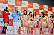 「日テレジェニック2013 発表記者会見」に登場したドランクドラゴン塚地（左から2人目）と、日テレジェニック2013、今野杏南（左端）。