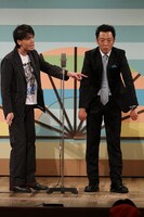新井の表現力に厳しいツッコミが止まらない前田。(c)河村正和 （株）フォトプロ