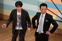 一瞬、急に間が生まれた新井に焦る前田。(c)河村正和 （株）フォトプロ