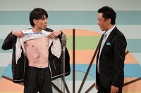 アニメTシャツの下の白すぎる前田の肌に呆然とする新井。(c)河村正和 （株）フォトプロ