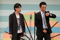 漫才中、普通に時計を見てしまった新井。(c)河村正和 （株）フォトプロ