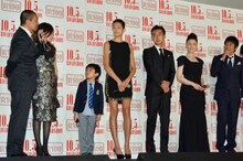 舞台挨拶に登壇した、松本人志、YOU、西本晴紀、冨永愛、渡部篤郎、大地真央、大森南朋（左から）。
