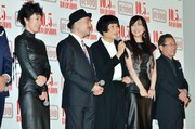 舞台挨拶に登壇した、寺島しのぶ、松尾スズキ、片桐はいり、佐藤江梨子、前田吟（左から）。