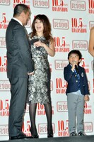 子役の西本晴紀（右）に「R100をよくしてくれた先生みたいなもの」と評された松本（左）と、YOU（中央）。