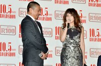 以前からよく知る松本（左）について「だいぶ大人になった」と語るYOU（右）。