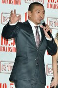 自身が監督・脚本を手がけた映画「R100」の舞台挨拶付き完成披露試写会に登壇した松本人志。