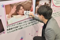 パネルにサインを入れる吉村。