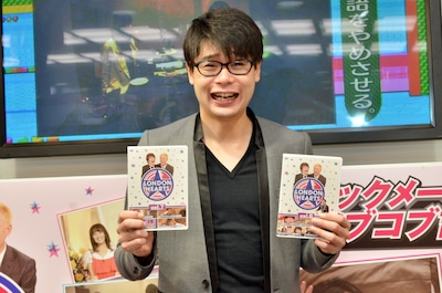 「ロンドンハーツ」のパネル展を見学した平成ノブシコブシ吉村。