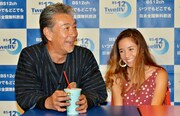 高田純次とアリッサ・ウーテン（左から）。アリッサはハワイ・オワフ島出身のプロサーファーで、モデルとしても活動している。