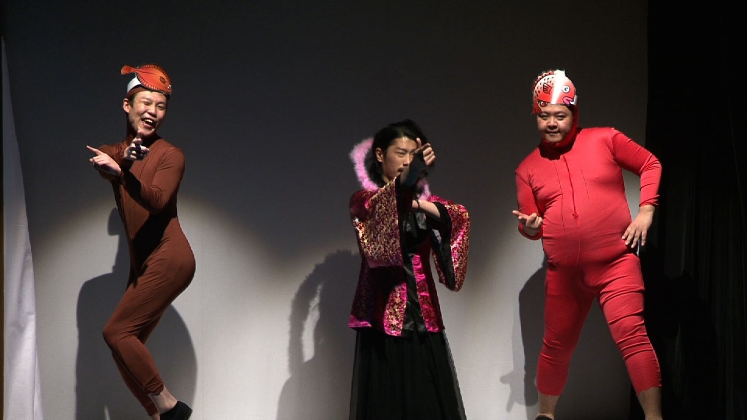 DVD「トリオ・トリオ・トリオ presents おはなしストーリー物語」の一場面。(c)2013 吉本興業