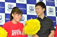 スクールメイツのリーダー（左）に「リーダーになったんや」と笑顔で声をかける藤井隆（右）。