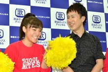 スクールメイツのリーダー（左）に「リーダーになったんや」と笑顔で声をかける藤井隆（右）。
